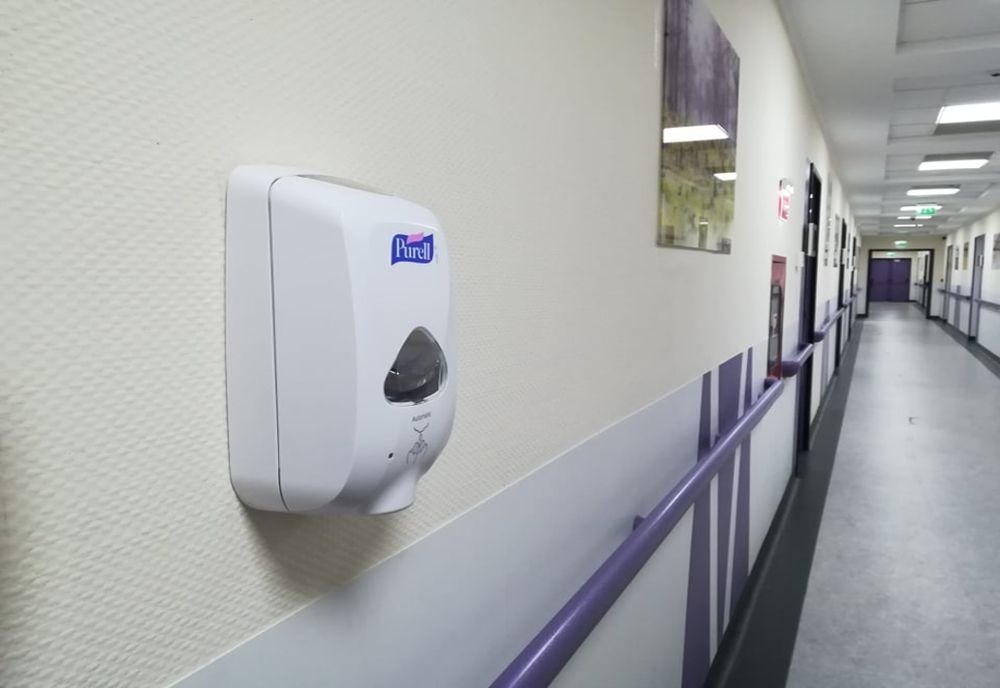 „Preșuri” cu soluţii de dezinfectare pentru încălţăminte și dozatoare cu dezinfectant, în școlile din Roman