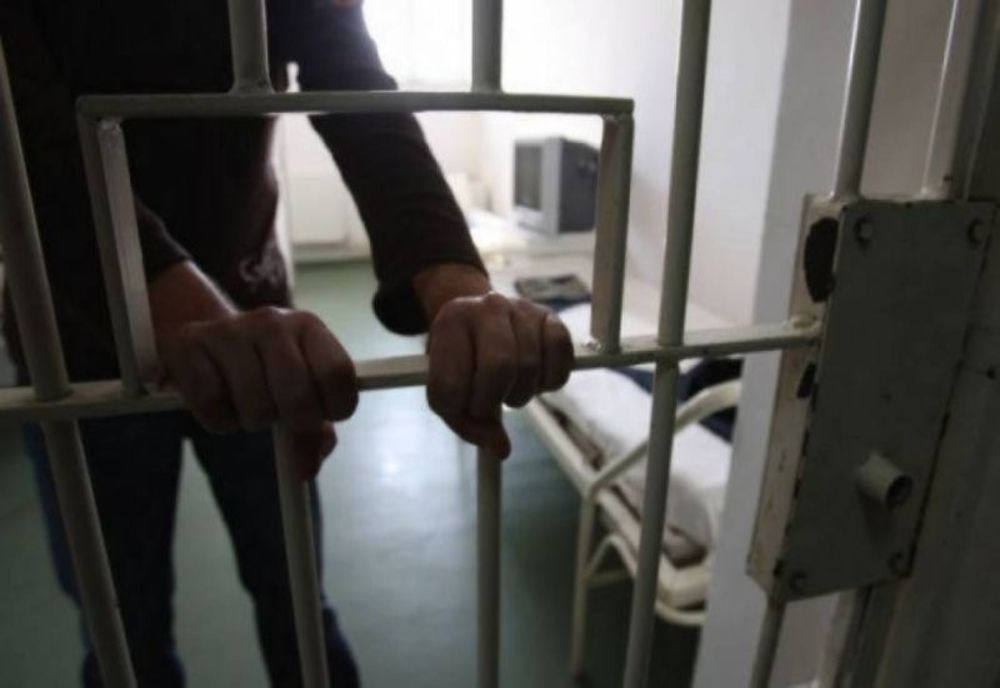 24 de ore ”la răcoare” pentru că și-a agresat și amenințat soția și fiul