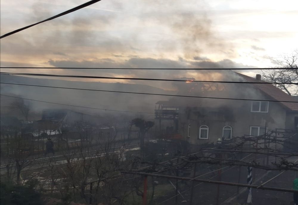 Incendiu violent la o locuință din Țibucani (FOTO)