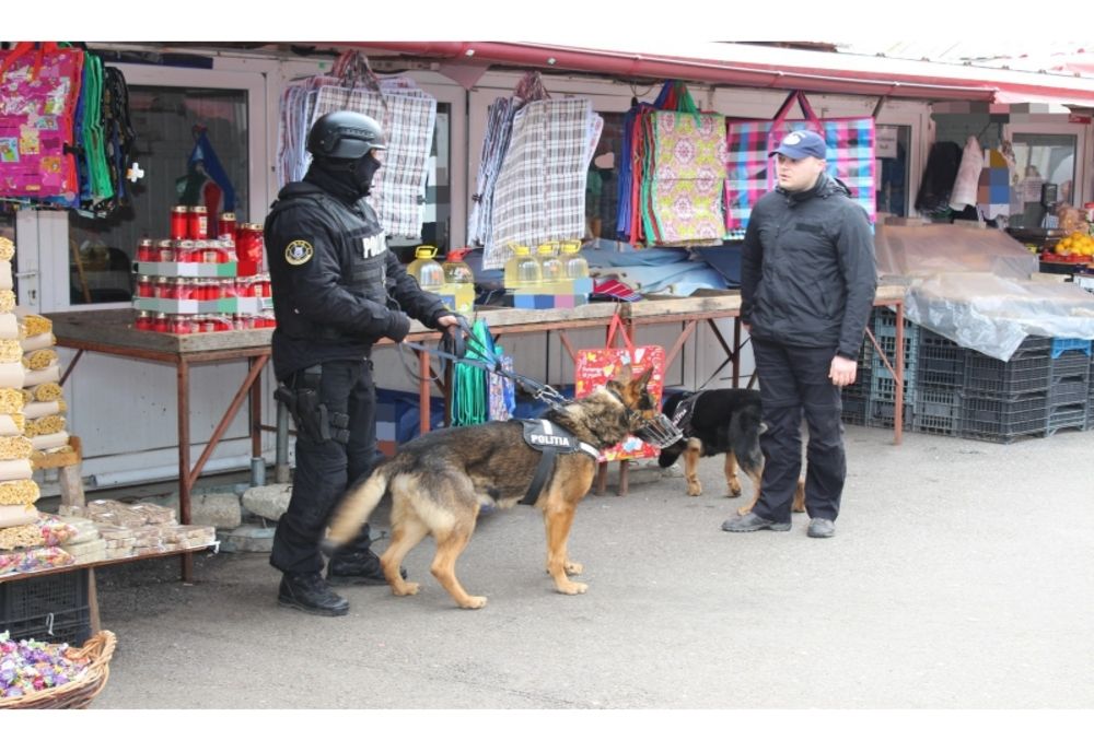 Descinderi ale polițiștilor în bazarul și în piața agroalimentară din orașul Tîrgu-Neamț. Amenzi de peste 22.000 de lei (FOTO)