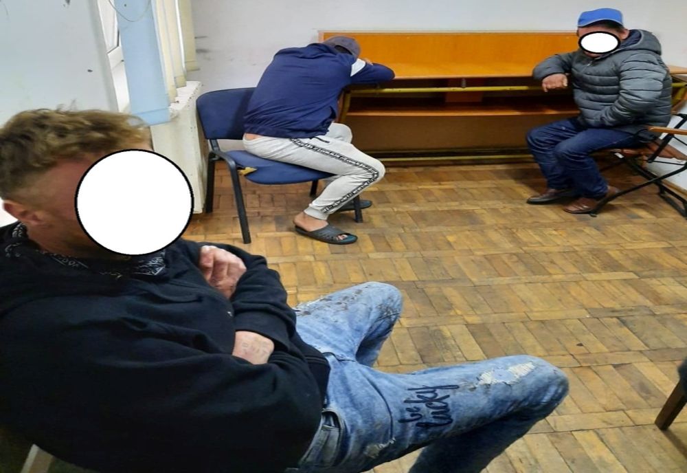 Scandal între șase boschetari băuți
