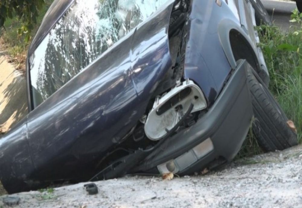 Un șofer neatent a băgat două femei în spital
