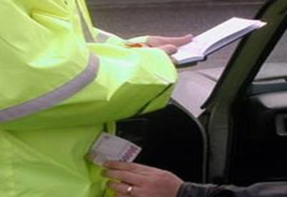 Comisar de poliție din Roman, trimis în judecată pentru luare de mită