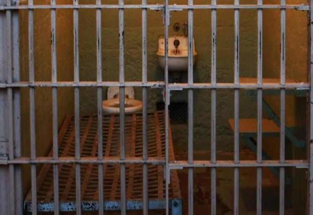 Și-a bătut vecina cu pumnii și cu o găleată. 2 ani și 2 luni va sta după gratii