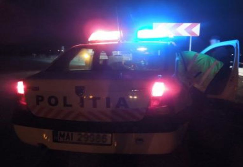 Pieton acroșat de o mașină. Polițiștii spun că a sărit brusc în fața autovehiculului și nu avea haine reflectorizante