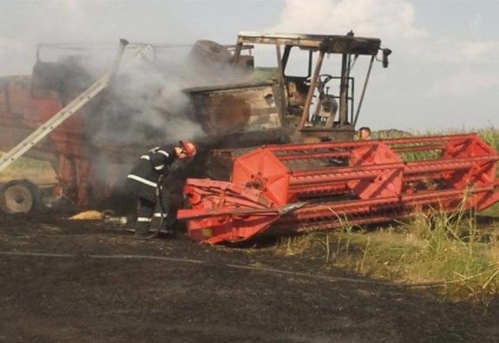 O combină a luat foc în lanul de grâu