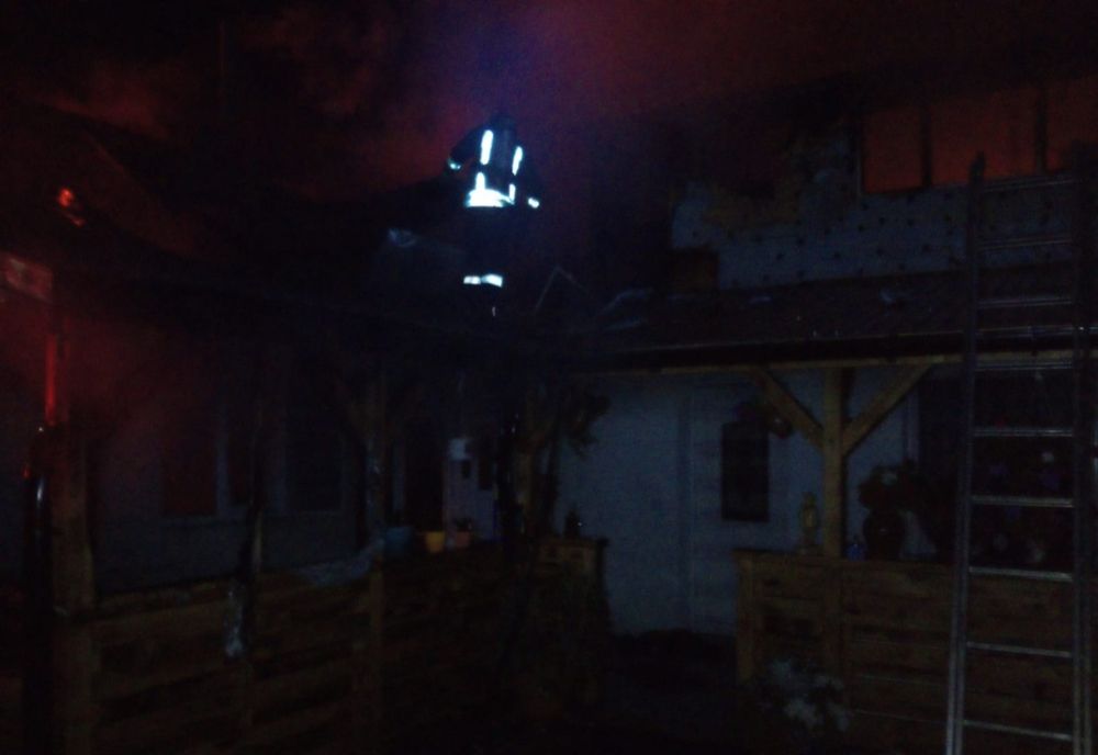 Incendiu la Zănești izbucnit de la o lumânare