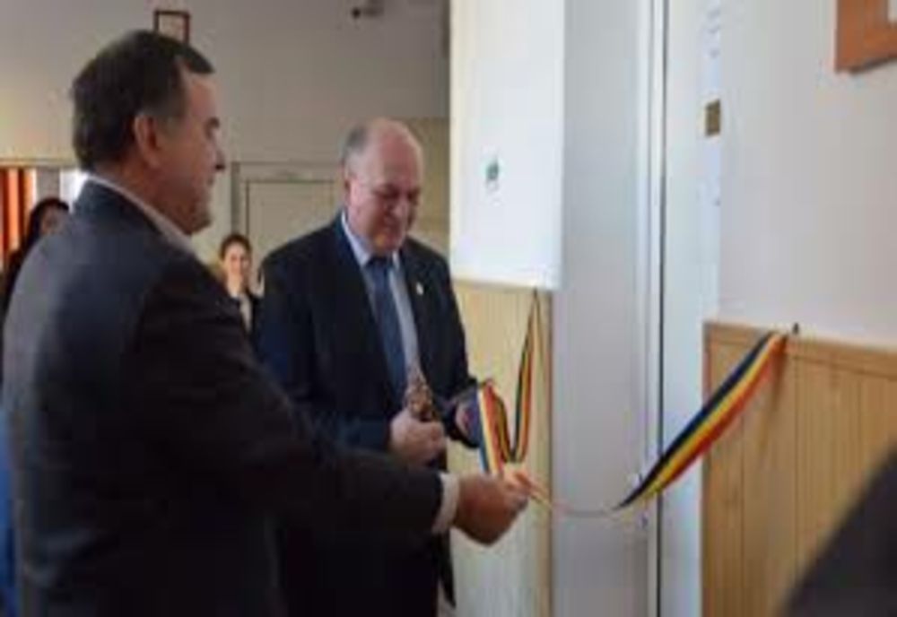 Dragoș Chitic, primarul care taie panglici la WC-uri de școală, țintește către un nou mandat. Inaugurare cu fast, la mâna a doua