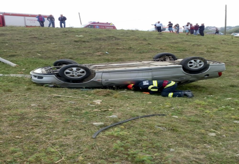 Mașină răsturnată în Neamț! Două persoane au ajuns la spital (FOTO)
