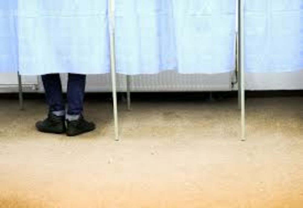 Copii și soțiile veghează la alegerea părinților și a soților într-o secție de votare din Neamț