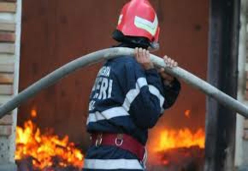 Incendiu în Țibucani! Proprietarul a suferit arsuri la nivelul feței