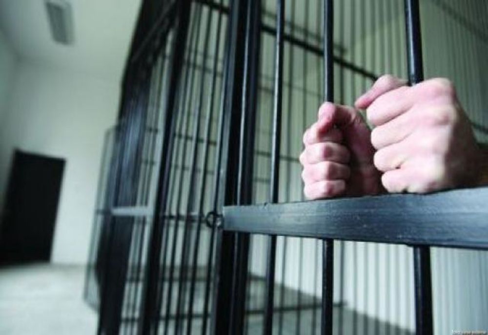 A ajuns în arest pentru că s-a apropiat prea mult de tatăl său