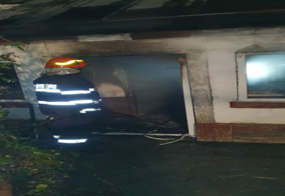 O femeie a murit într-un incendiu pornit de la o lumânare (FOTO)