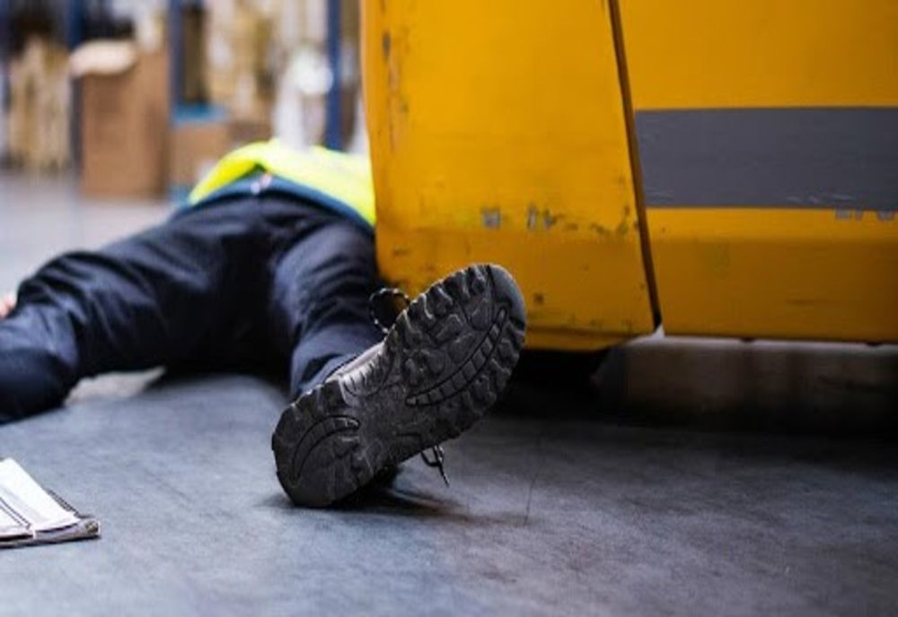 Accident de muncă în Piatra-Neamț! Bărbat, strivit de un motostivuitor