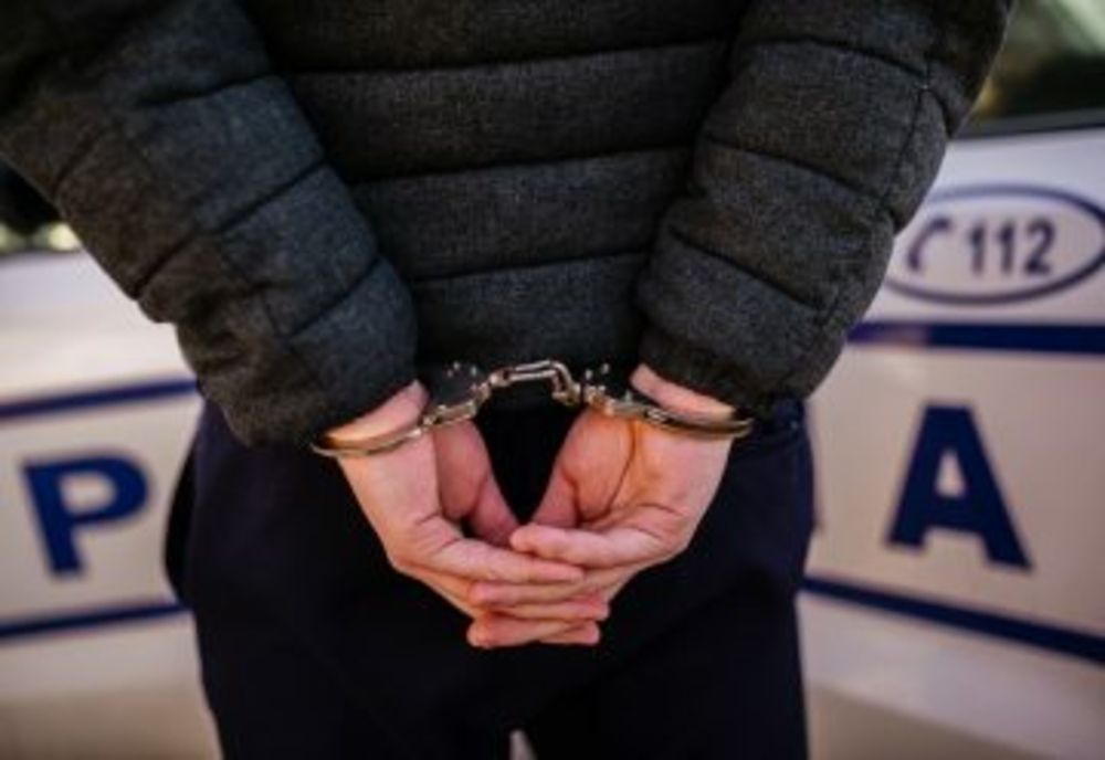 Fiu violent, liniștit în arest