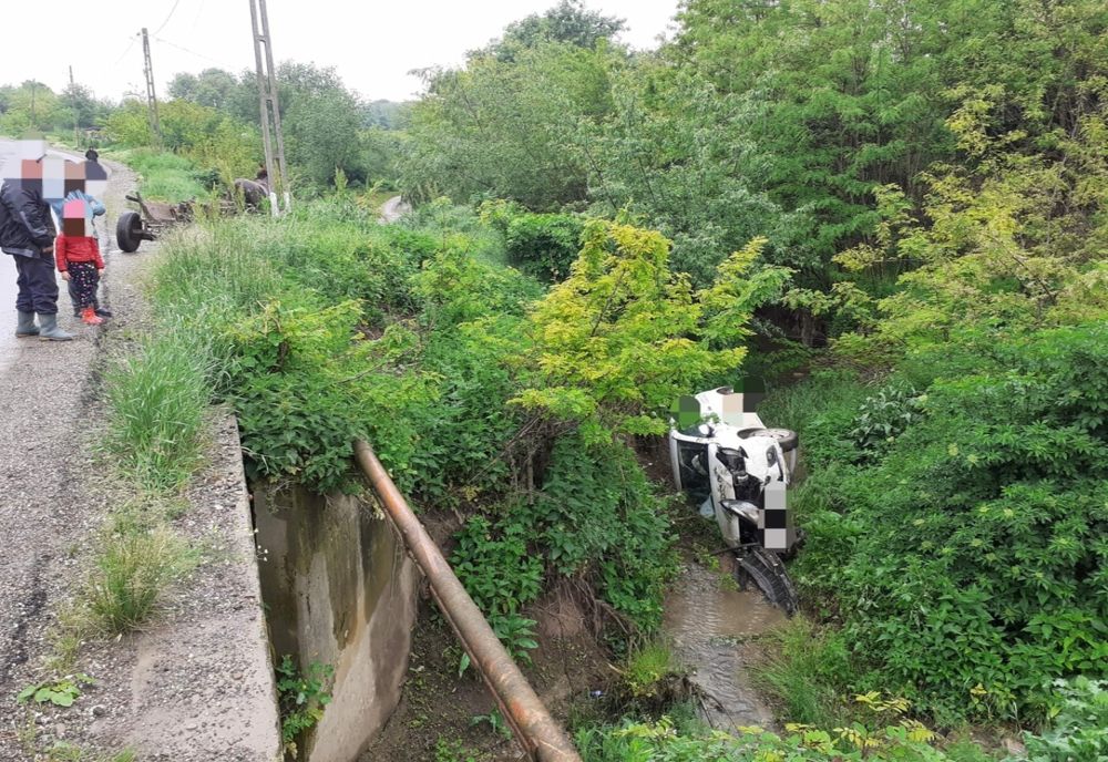 Un autoturism condus de un bărbat în vârstă de 36 ani, a plonjat într-o râpă adâncă de 4 metri 