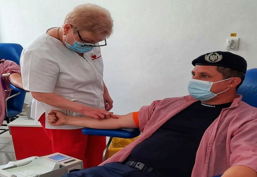 Jandarmii nemțeni au donat sânge de Ziua Mondială a Donatorului de Sânge