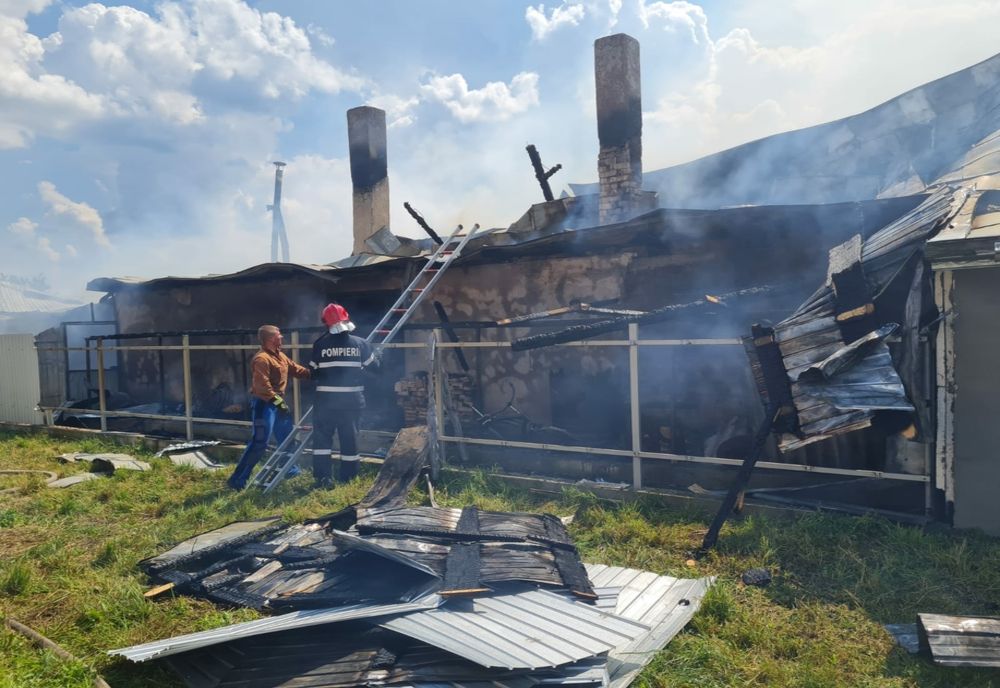 Două persoane au ajuns la spital cu arsuri, în urma unui incendiu