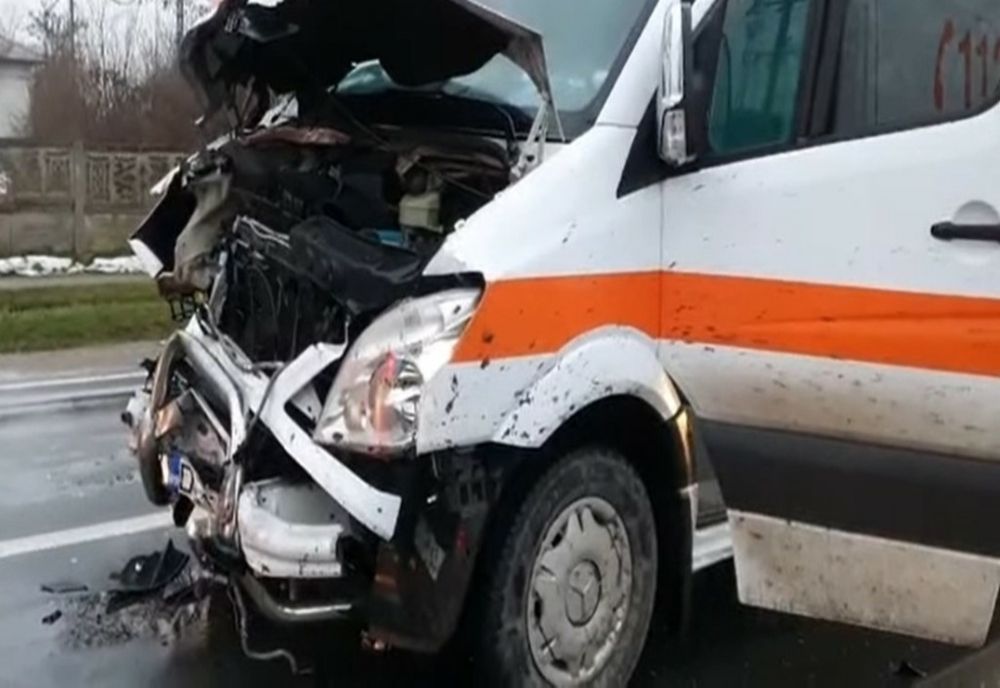 Ambulanţă din Neamţ, implicată într-un accident rutier în judeţul Mureş