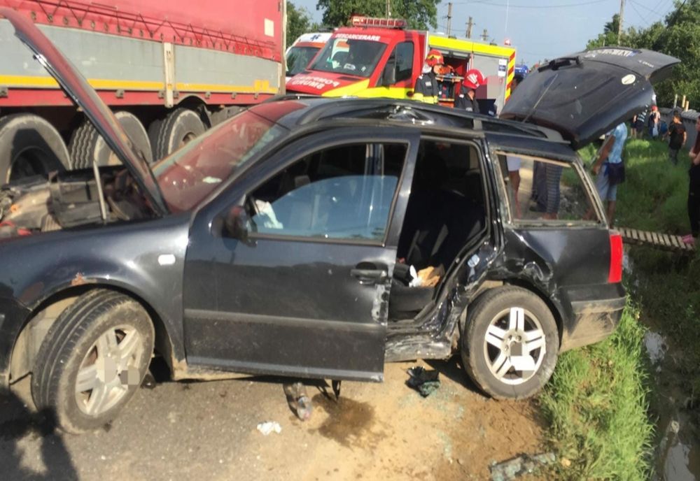 Bărbat de 81 de ani, rămas încarcerat după impactul dintre un autoturism si un autotren