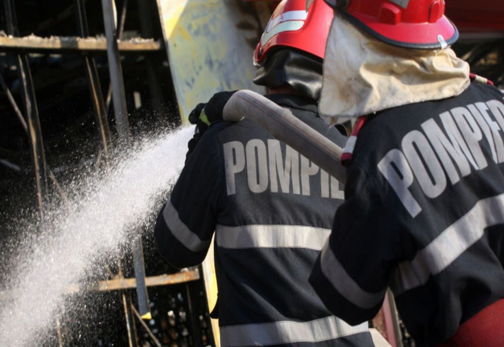 Incendiu la o casă bătrânească din Țibucani! Focul a pornit de la o lumânare lăsată nesupravegheată