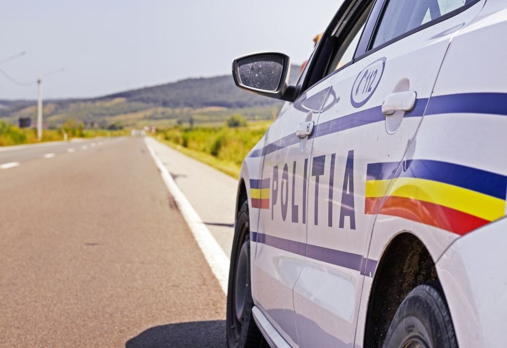 A depășit o colană de mașini și a produs accident.  Cinci persoane au fost transportate la spital