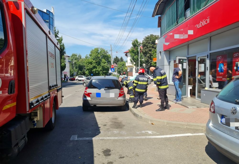 Un copil de 2 ani a rămas blocat într-o mașină