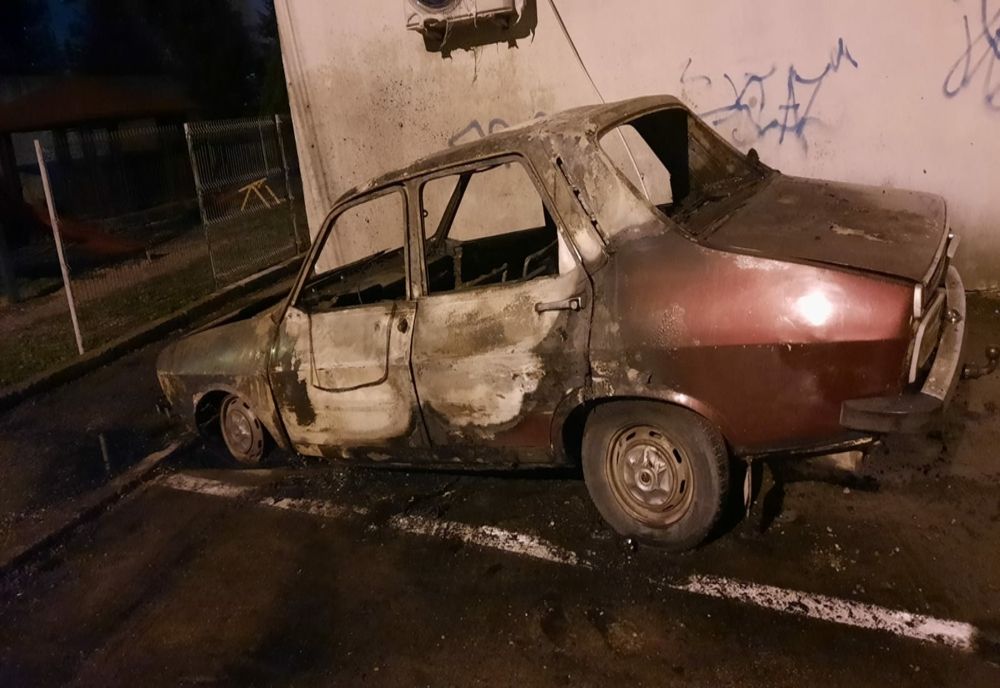 FOTO-Mașină incendiată intenționat pe o stradă din Piatra-Neamț