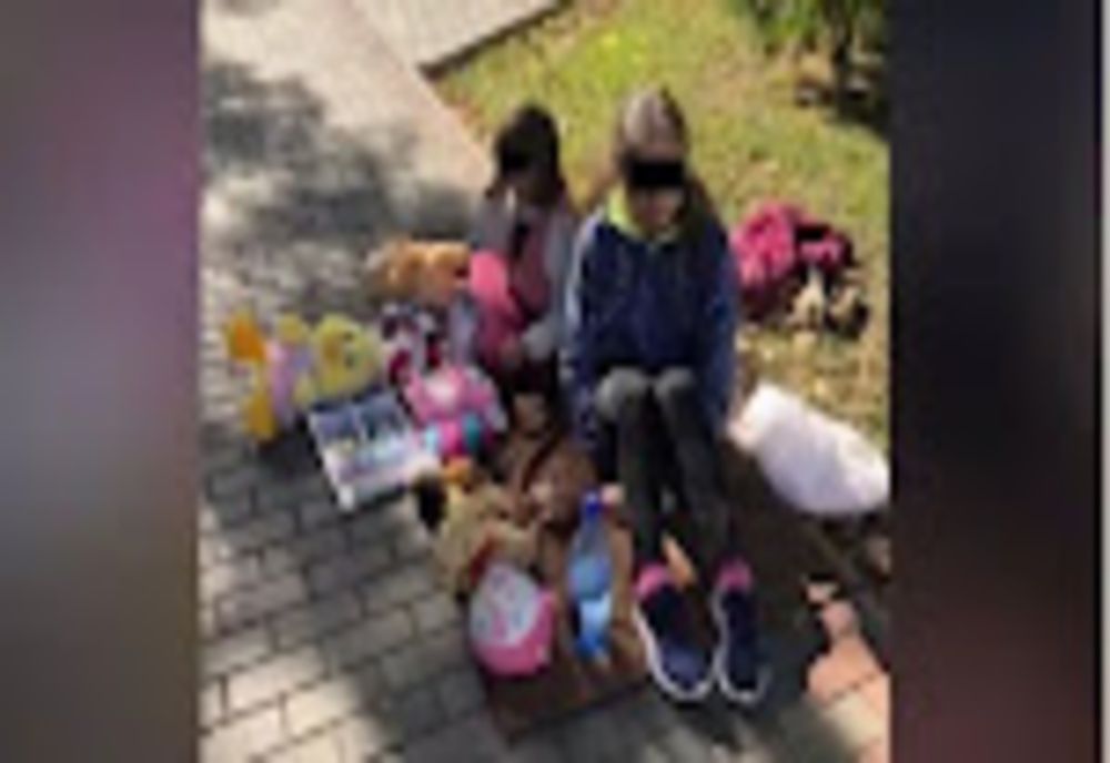 Imagini revoltătoare! Drama copiilor care își vând jucăriile în stradă pentru a plăti facturile