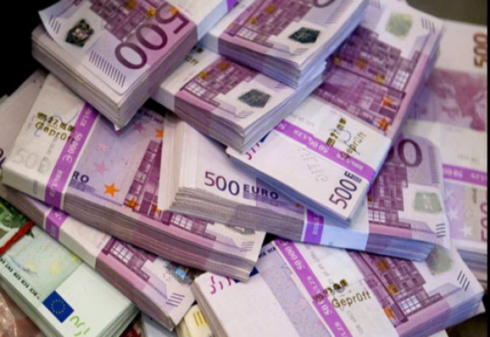Amenzi de până la 50.000 de lei pentru cei care nu declară numerar de peste 10.000 de euro în vamă