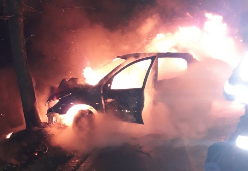 De ciudă că nu au găsit ce doreau, cinci tineri au dat foc unei mașini! Noaptea și-au petrecut-o în arest 