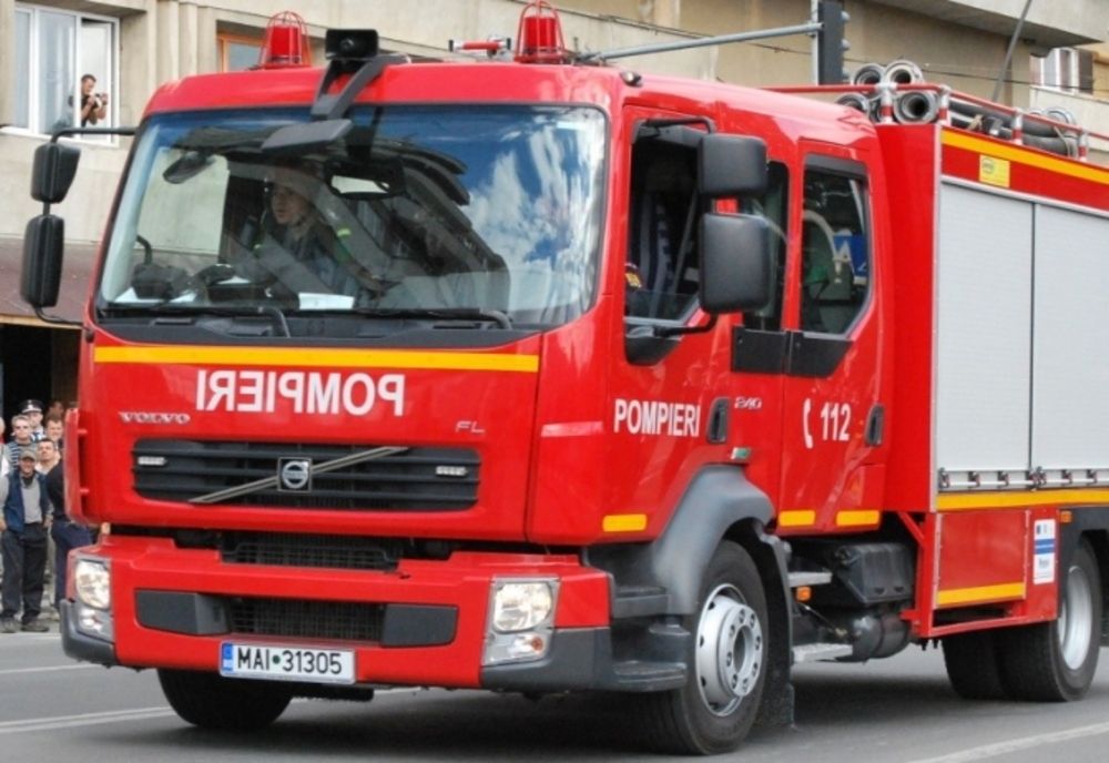 Intervenție dificilă pentru pompieri: au mers 3 km pe jos, până la un bărbat lovit în cap de o creangă