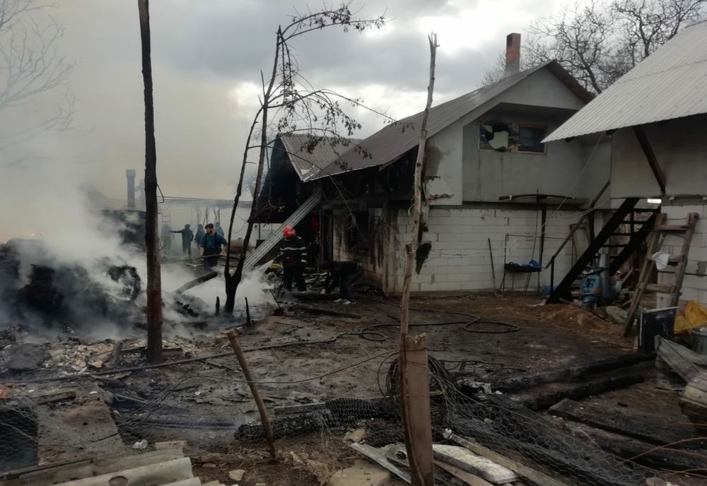 Cinci ore de luptă cu flăcările pentru pompierii nemțeni!
