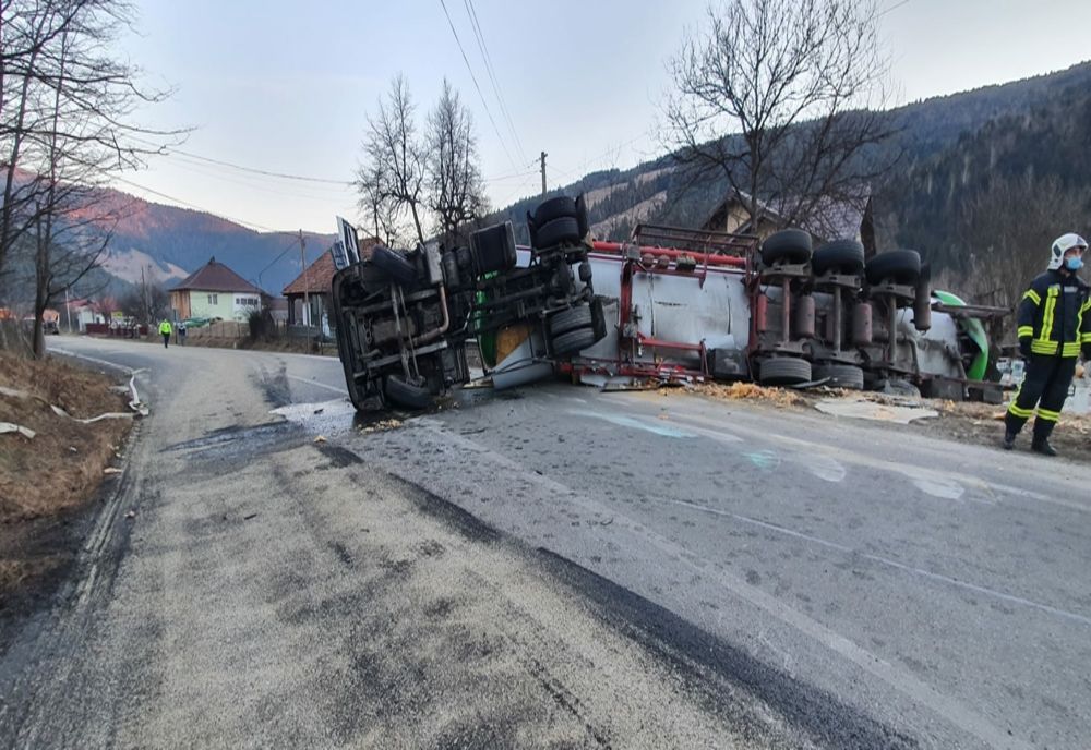 Drum blocat în Neamț și 10 persoane evacuate! O cisternă încărcată cu xilen s-a răsturnat