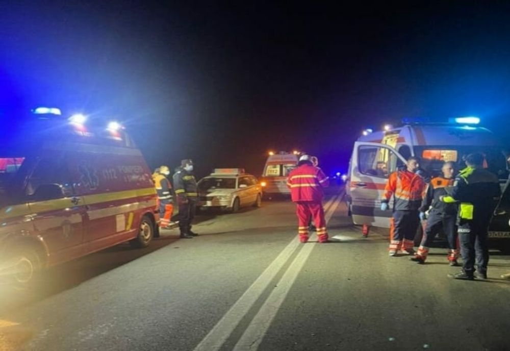 A pierdut controlul asupra direcţiei de mers şi s-a oprit cu mașina într-o semiremorcă parcată