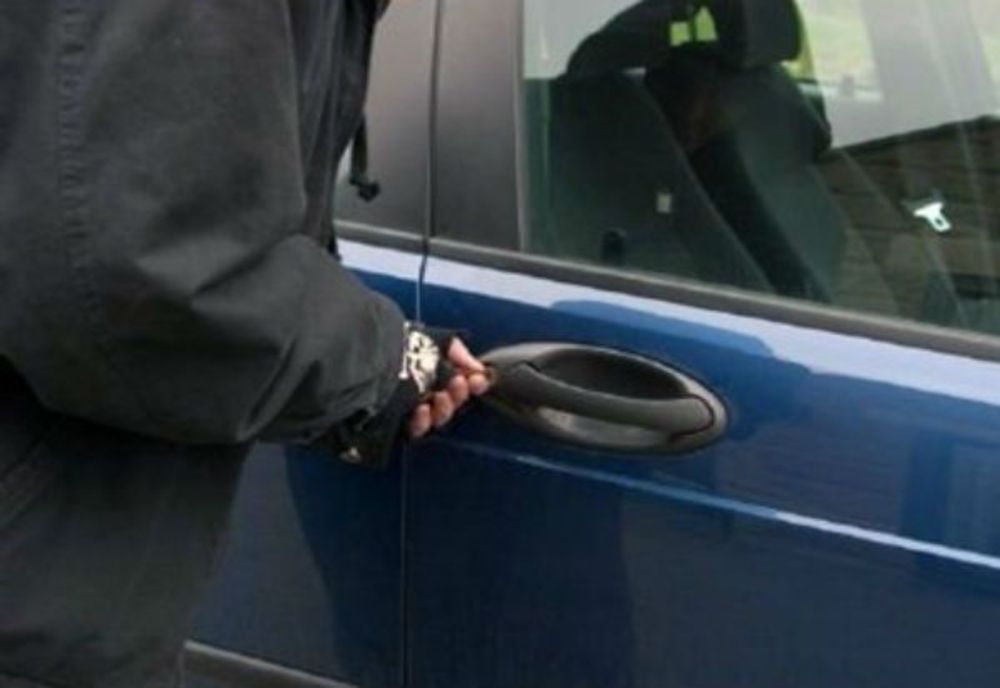 A furat o mașină și a plecat la plimbare! Tânărul din Dămuc era băut și fără permis