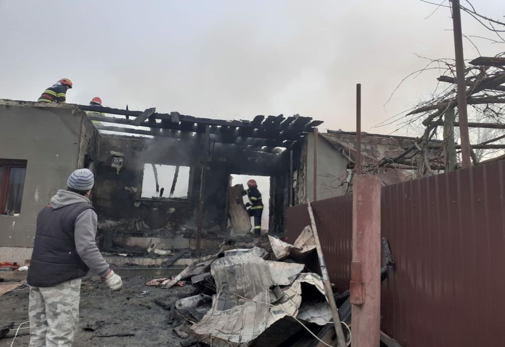 O familie din comuna Poienari a rămas fără locuință
