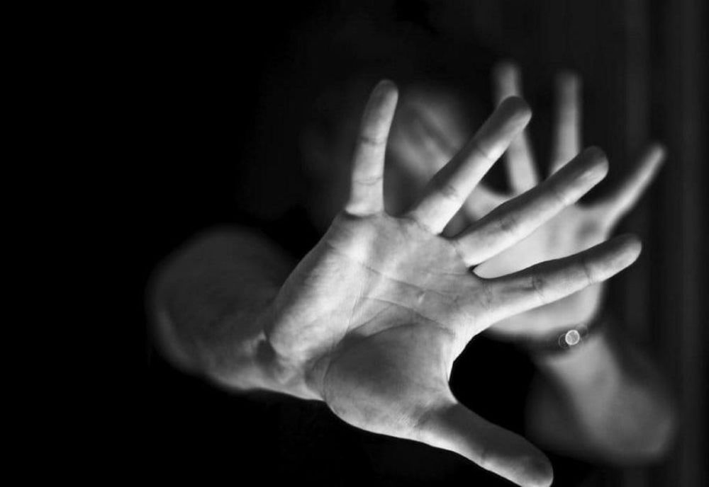 Femeie dată cu capul de un dulap. Cine a împins-o
