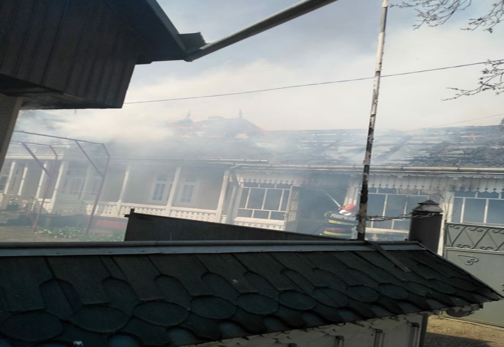 Incendiu pornit de la o lumânare! Un bărbat a suferit arsuri ușoare