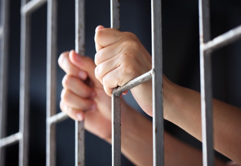 Cât va sta la închisoare un bărbat acuzat de amenințare, șantaj și distrugere