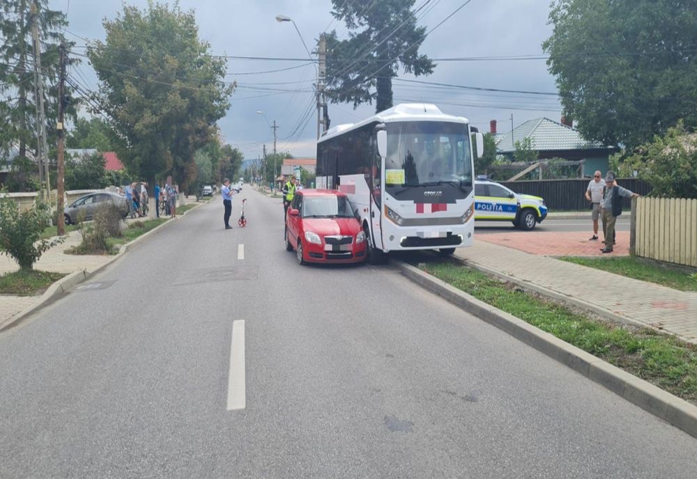Impact între un autobuz și un autoturism!