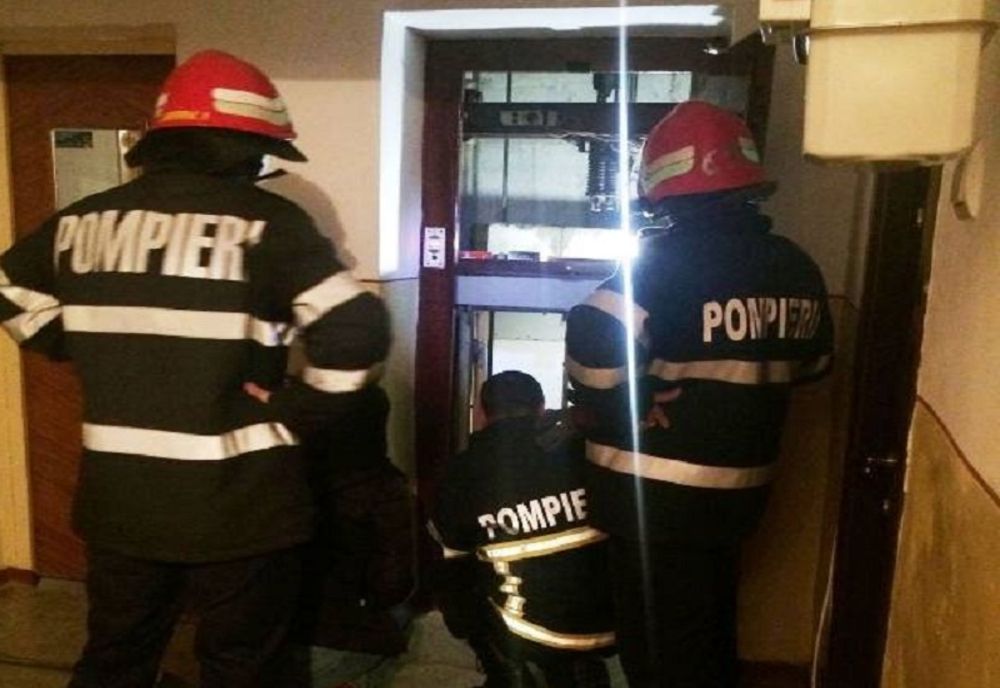 O femeie de 80 de ani, salvată de pompieri după ce i s-a făcut rău în casă