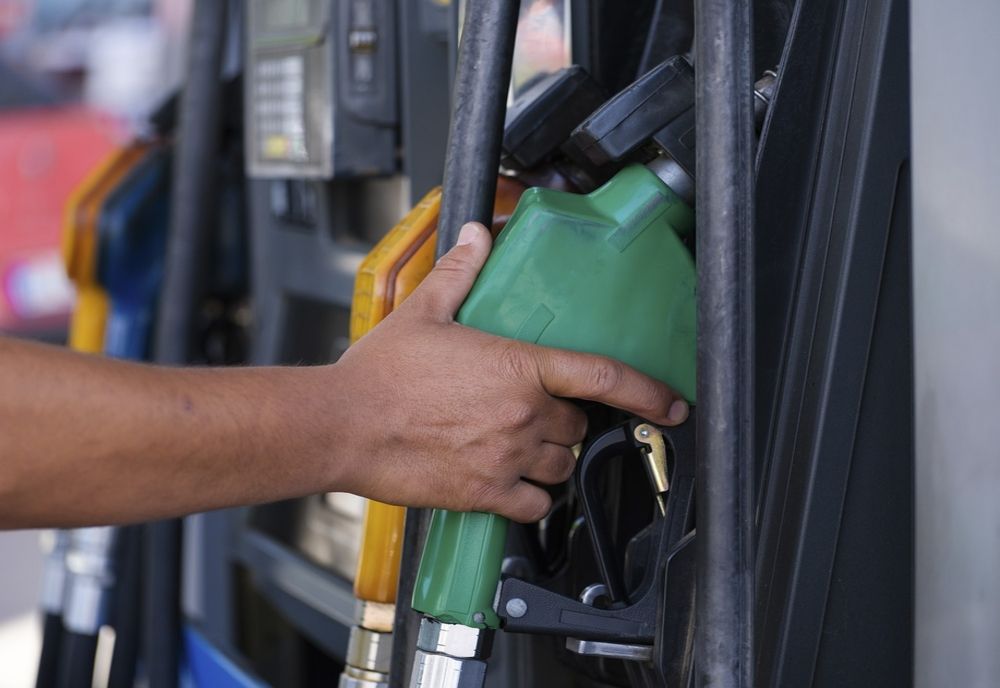 Prețurile carburanților, mai mici decât luna trecută. La ce să ne așteptăm din ianuarie: specialiștii trag un semnal de alarmă