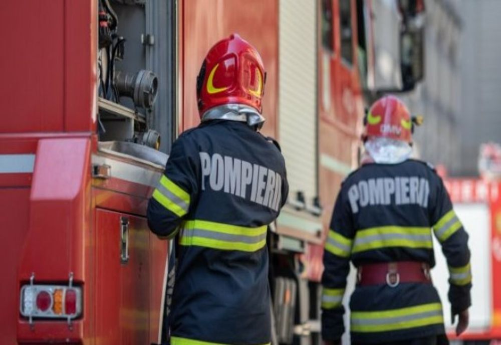 O garsonieră a luat foc într-un bloc din Săvinești