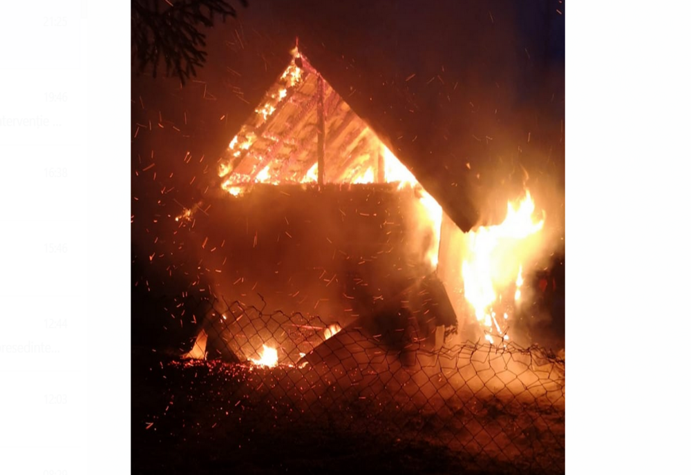 Pompierii au stins un incendiu cu apă dintr-un pârâu. Proprietara casei a ajuns la spital cu arsuri pe față, după explozia unei butelii