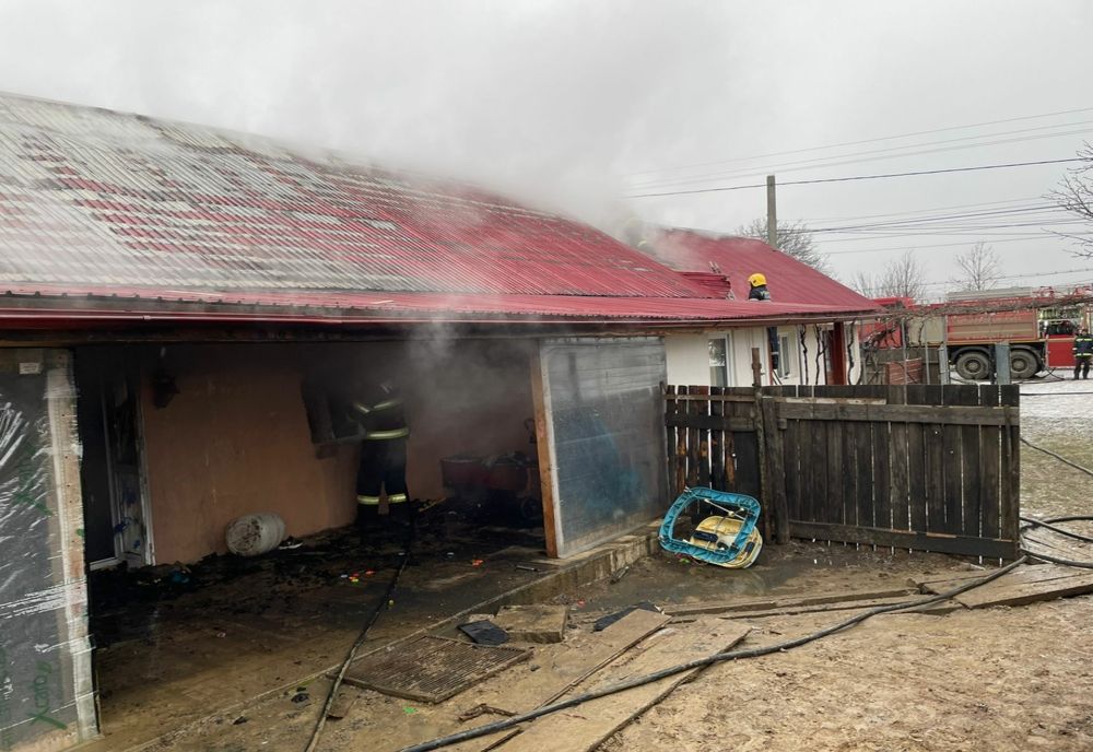 Două familii din comuna Români au rămas fără acoperiș la casă în plină iarnă. Trei persoane au suferit atacuri de panică