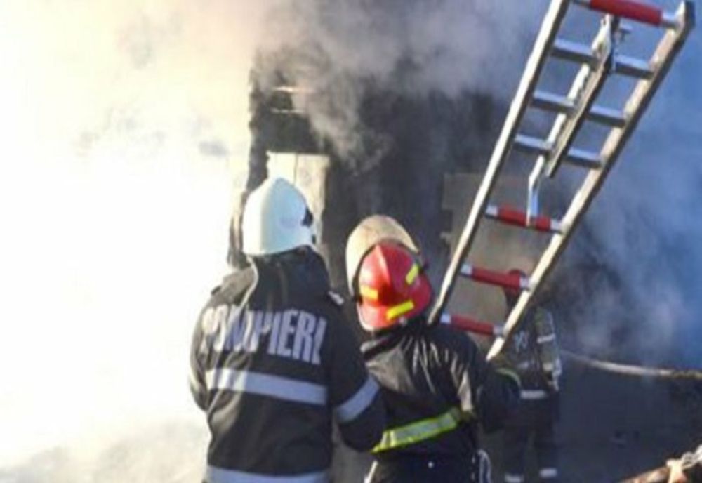 Un bărbat din Săbăoani a ajuns la spital cu atac de panică după ce i-a luat foc casa