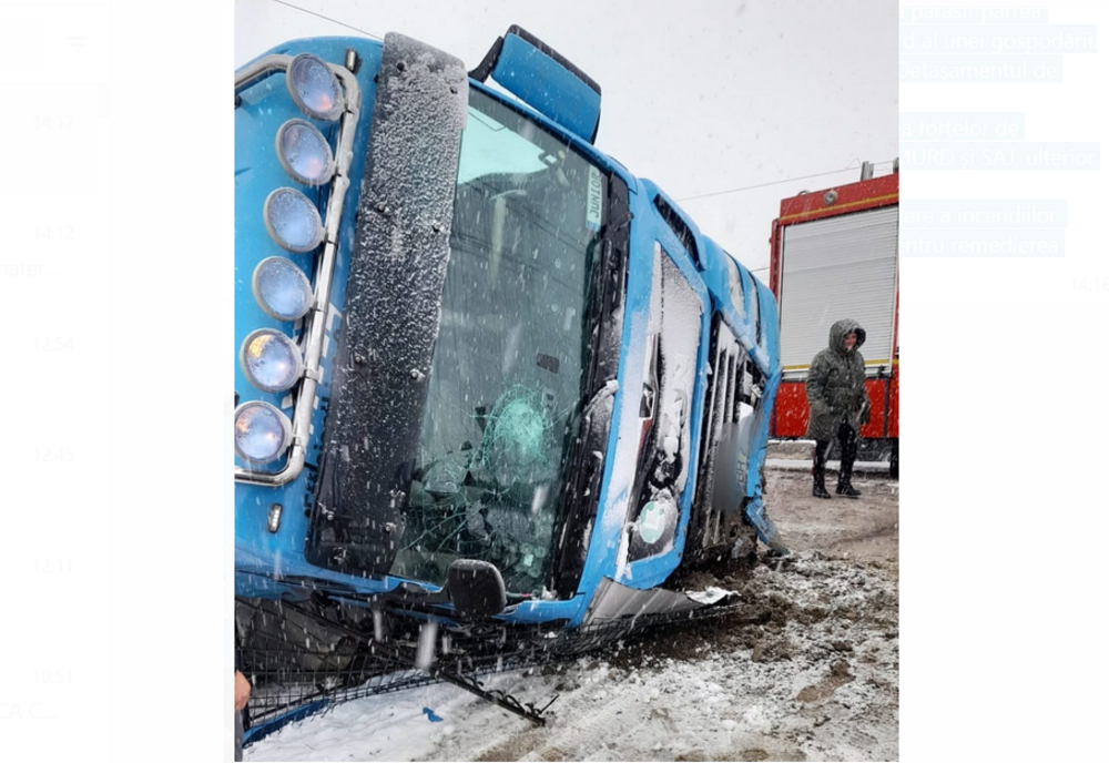 Un TIR s-a răsturnat peste gardul unei case după ce a rupt un stâlp de electricitate