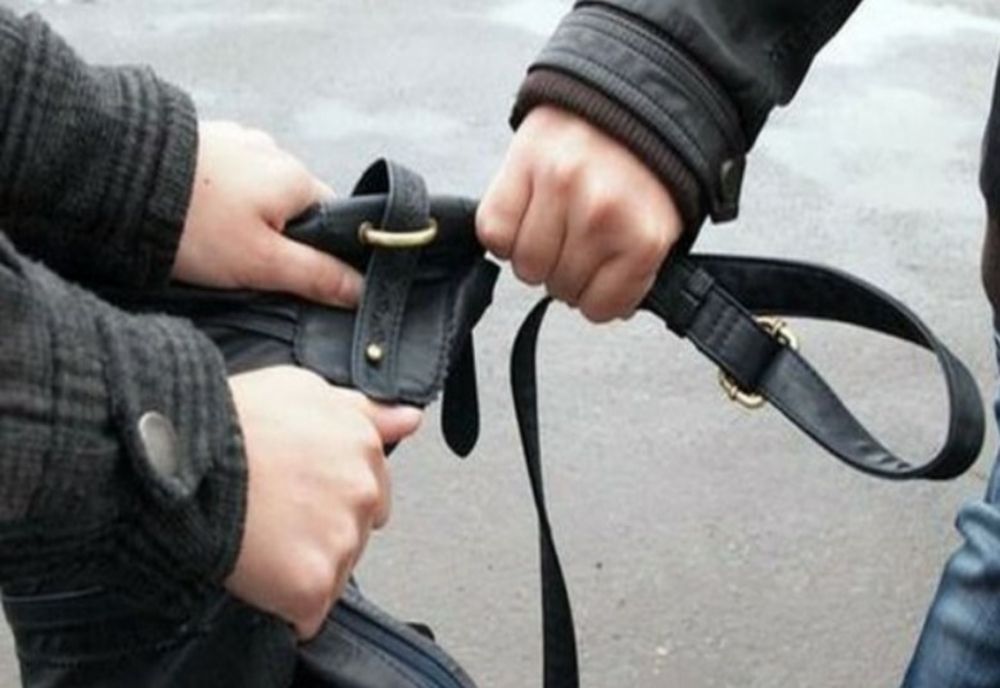 Tâlhărită în miezul zilei pe o stradă din Piatra-Neamț! Infractorul, reținut!