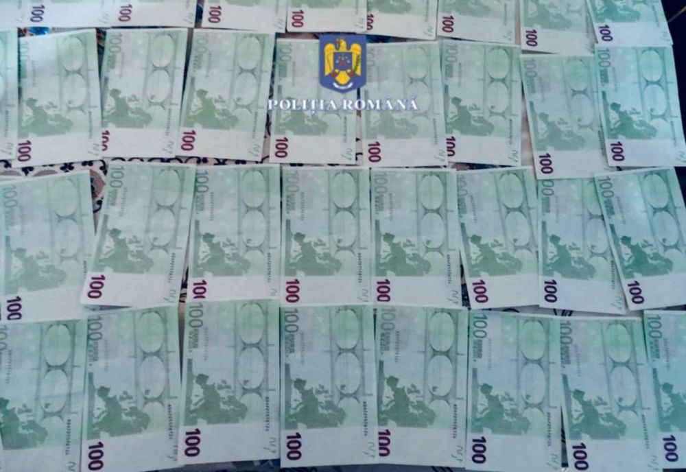 Doi bărbați din Neamț au încercat să pună în circulație bani falși! Ce au găsit polițiștii la domiciliile acestora